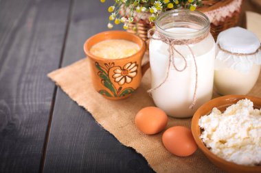 Mutfak masasının üzerinde taze çiftlik ürünleri ile natürmort.