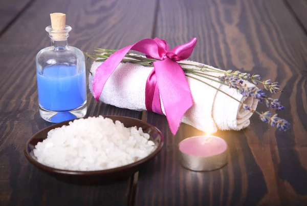 Lavanda, sal en una mesa de madera, artículos de higiene para baño y spa . — Foto de Stock