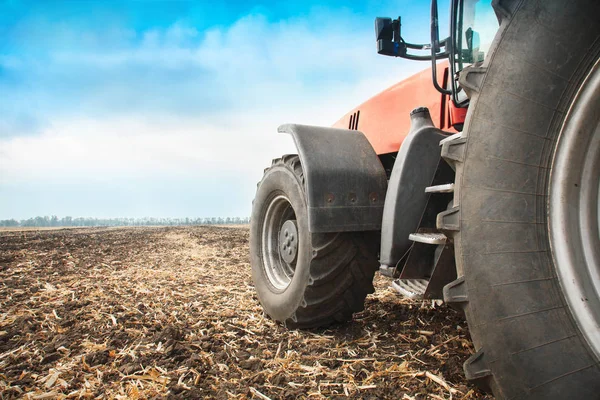 Tractor rojo moderno en el primer plano de campo . — Foto de Stock