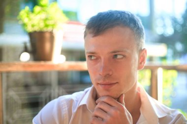 Beyaz bir gömlek bir genç, düşünceli, yakışıklı adam.