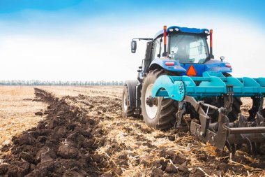 Güneşli bir alanda modern traktör.