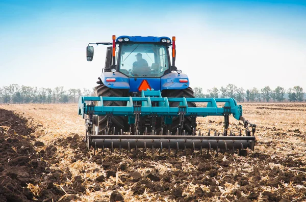 Güneşli bir alanda modern traktör.