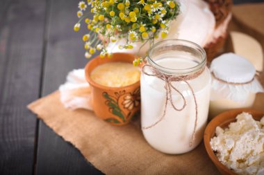 Mutfak masasının üzerinde taze çiftlik ürünleri ile natürmort.