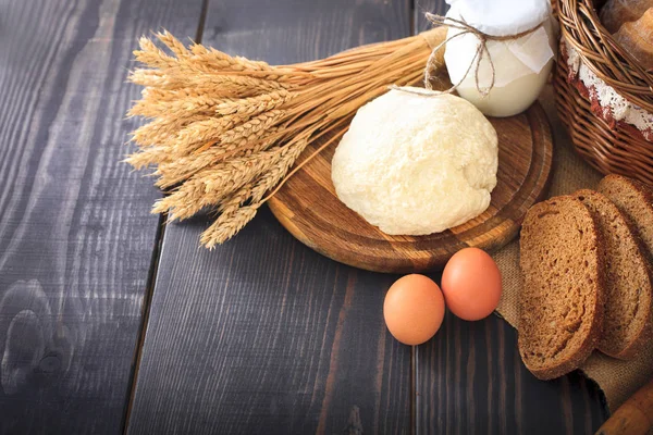 Produits de la ferme : œufs, lait, pain sur une table en bois . — Photo