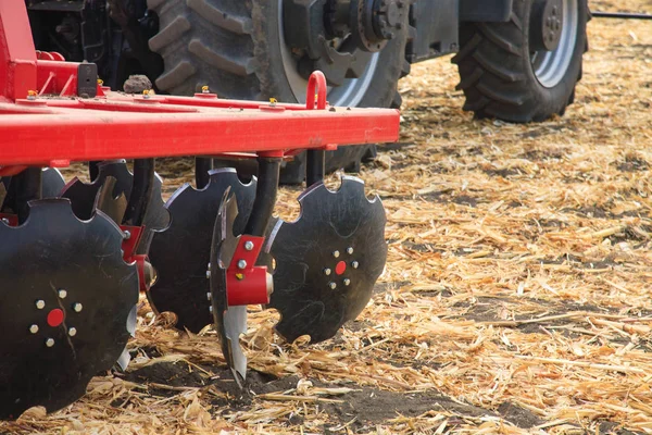 Grada de disco agrícola, primer plano en el suelo —  Fotos de Stock