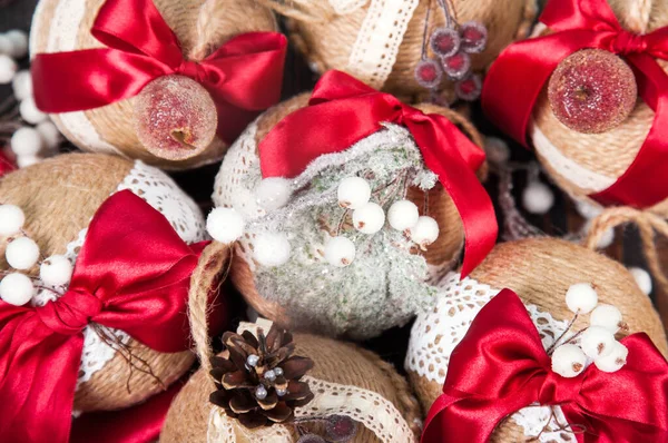 Bolas brilhantes festivas, decoração para a árvore de Natal. O conceito das férias de inverno . — Fotografia de Stock