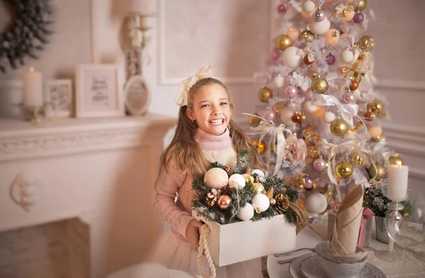 Buona festa di Natale. Bella bambina con un vestito vicino all'albero di Natale. Vacanze invernali . — Foto Stock