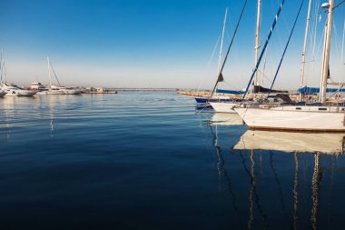 Bir yaz günü limanda yatlar.