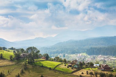 dağ manzarası güneşli bir günde yaz.