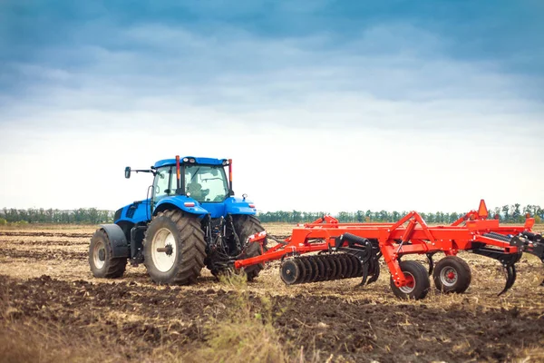 Modern tractor in the field during planting. The concept of agricultural industry. — Stock Photo, Image