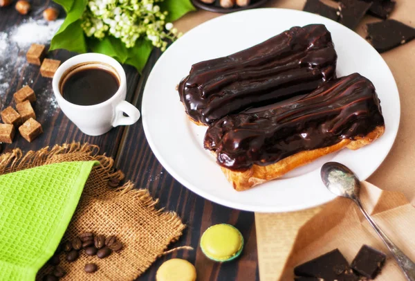 Mutfak masasında çikolata olan taze ev yapımı ekler. Fransız hamur işleri.