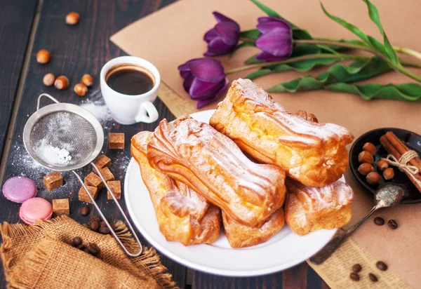 Des éclairs frais faits maison sur la table de cuisine. Pâtisseries françaises . — Photo