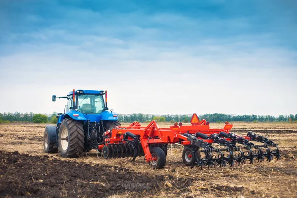 Moderne trekker in het veld tijdens het planten. Het begrip landbouwindustrie. — Stockfoto