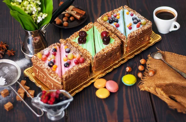 Bolos coloridos na mesa. Café e sobremesa para o café da manhã . — Fotografia de Stock