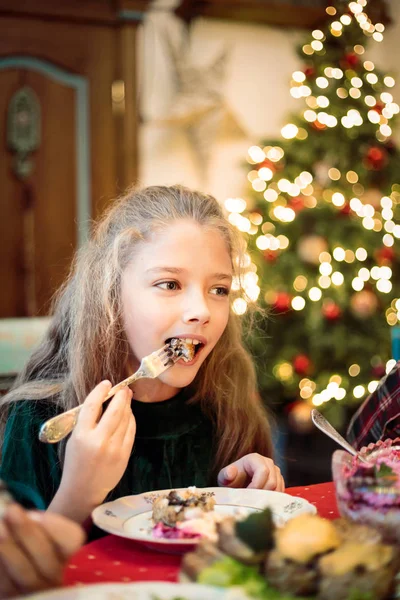 Bambina, figlia adolescente a un tavolo festivo di Natale o Capodanno . — Foto Stock