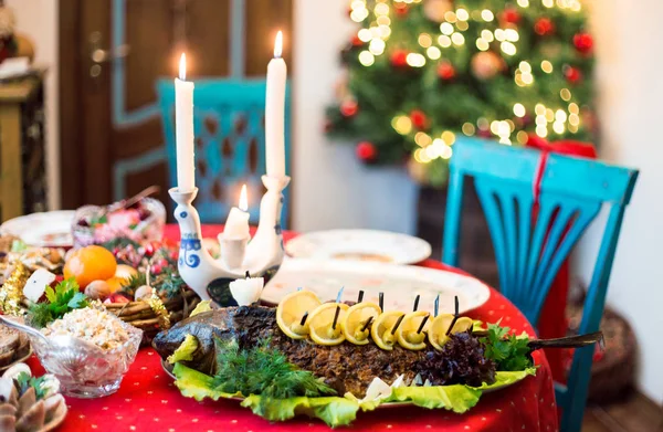 新年或圣诞节室内餐桌和有食物的节日餐桌. — 图库照片
