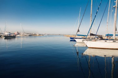 Bir yaz günü limanda yatlar.