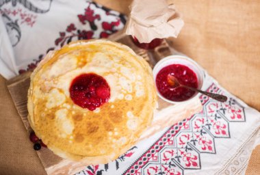 Ev yapımı reçelli krep. Kırsal stil, krepler yakın çekim.