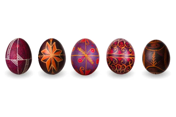 Diverse uova di Pasqua isolate su uno sfondo bianco con ombre . — Foto Stock