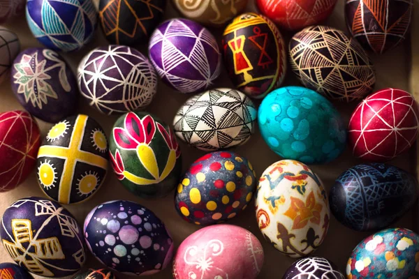 Fundo com ovos pintados à mão de Páscoa em um estilo popular . — Fotografia de Stock