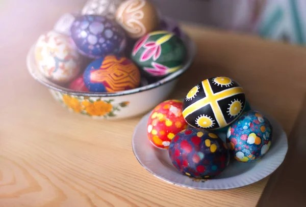 Ovos de Páscoa em uma chapa na mesa close-up . — Fotografia de Stock