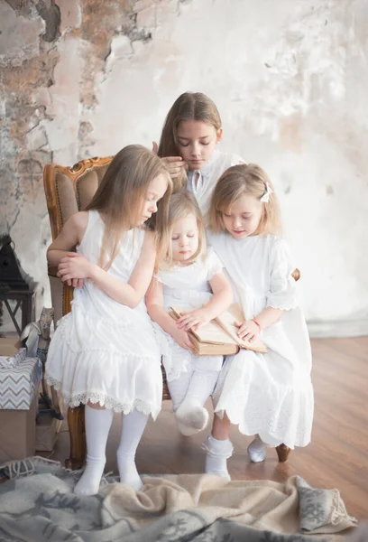 Τέσσερις Φίλες Αδερφές Διαβάζουν Ένα Βιβλίο Στο Σπίτι Στυλ Ρετρό — Φωτογραφία Αρχείου