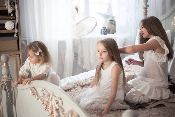 Flickan Kammar Sin Systers Hår Sovrummet Morgon Barnrummet — Stockfoto