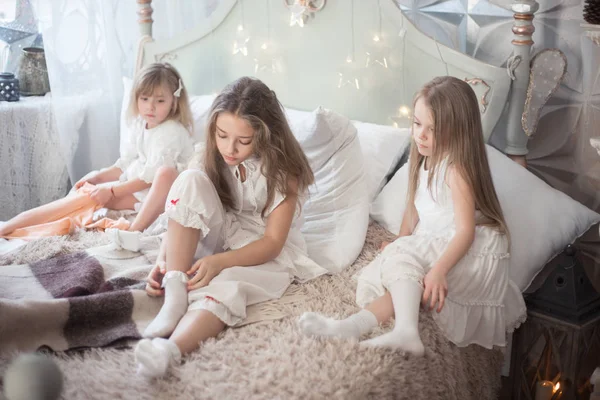 Tre Systrar Sovrumsklänningen Morgonen Tjejer Pyjamas Sängen Retrostil Studio — Stockfoto