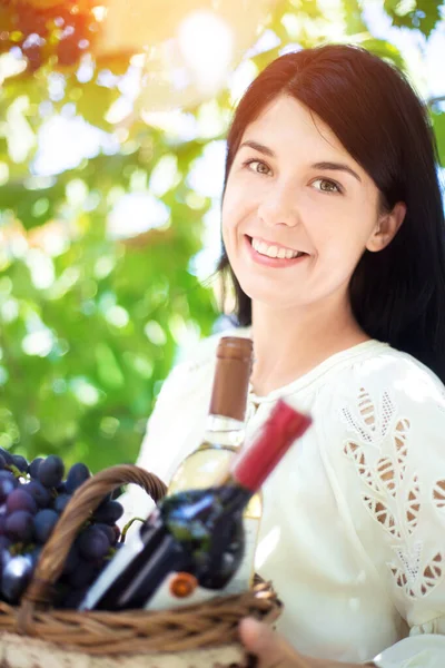 Giovane Donna Con Cesto Uva Bottiglie Vino Vigna Produzione Vinicola — Foto Stock