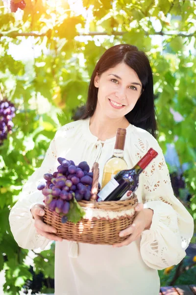 Ung Kvinna Med Korg Druvor Och Flaskor Vin Vingården Vinproduktion — Stockfoto