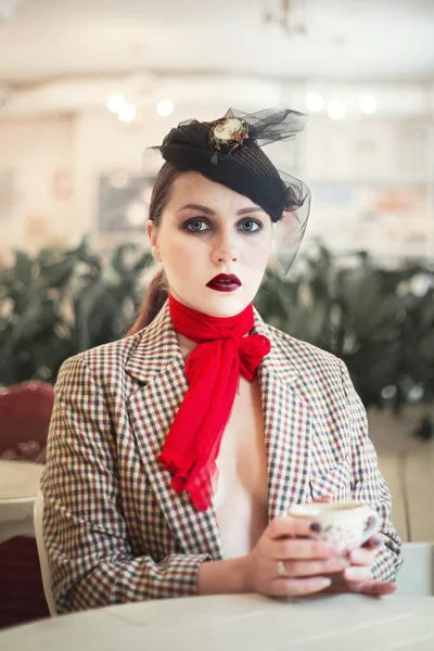 Porträt einer jungen schönen Frau im Vintage-Stil in einem Café. — Stockfoto