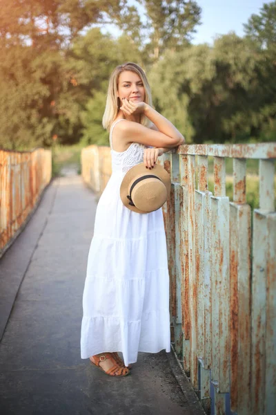 Femme Dans Chapeau Une Robe Soleil Pour Une Promenade Campagne — Photo
