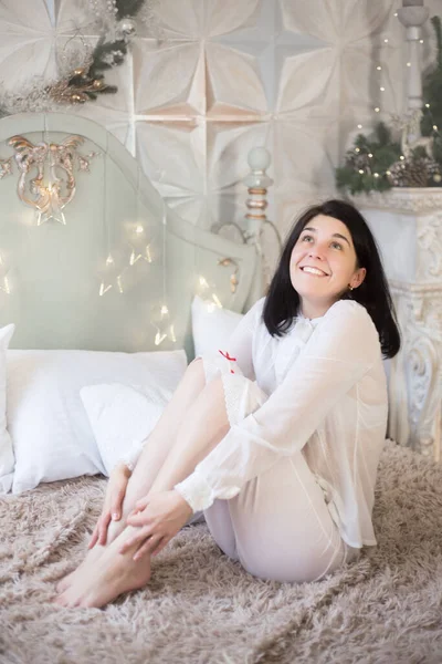 Νεαρή Χαρούμενη Ευτυχισμένη Γυναίκα Στο Κρεβάτι Πρωί Πιτζάμες Χαρούμενη Διάθεση — Φωτογραφία Αρχείου