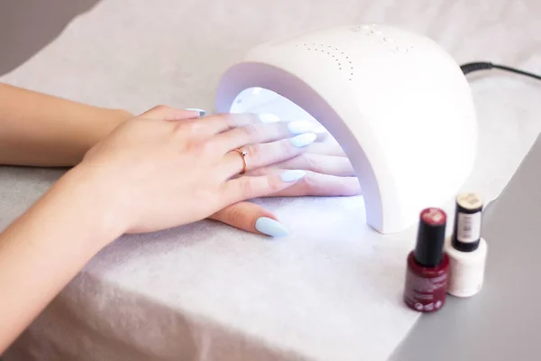 Mujer Usando Secadora Luz Manicura Concepto Salón Spa Belleza Moda — Foto de Stock