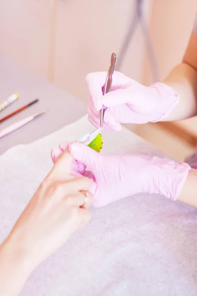 Manicure Doet Nagelverzorging Een Schoonheidssalon Close — Stockfoto