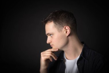 Stüdyoda siyah arka planda çekici bir adamın portresi..