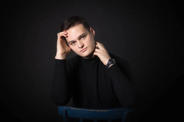 Portrait d'un homme séduisant en studio sur fond noir. — Photo