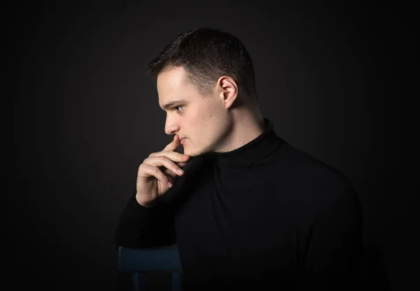 Retrato de un hombre atractivo en el estudio sobre un fondo negro . — Foto de Stock