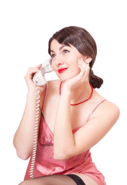 Elinde eski bir telefon olan güzel bir kadın, beyaz arka planda soyutlanmış.