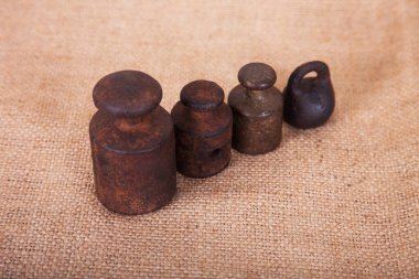 Çuval bezinin arka planında eski kettlebell ağırlığı ölçüleri.