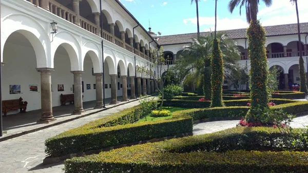 Convento da igreja de São Francisco de Quito — Fotografia de Stock