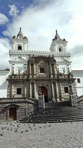 Сходи і фасад церкви Сан-Франциско de Quito — стокове фото