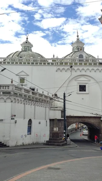 Bågen av Santo Domingo kyrkan och dess kupoler — Stockfoto