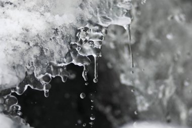 Bahar eriyen buz düşer