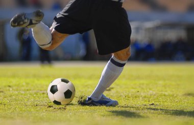 Futbol oyuncu kaleci kick topu futbol maçı sırasında