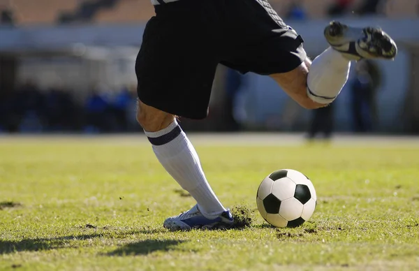 Jogador de futebol goleiro chutar a bola durante o jogo de futebol — Fotografia de Stock