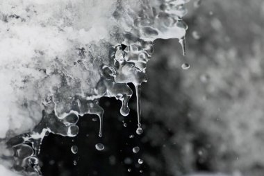 Bahar eriyen buz düşer