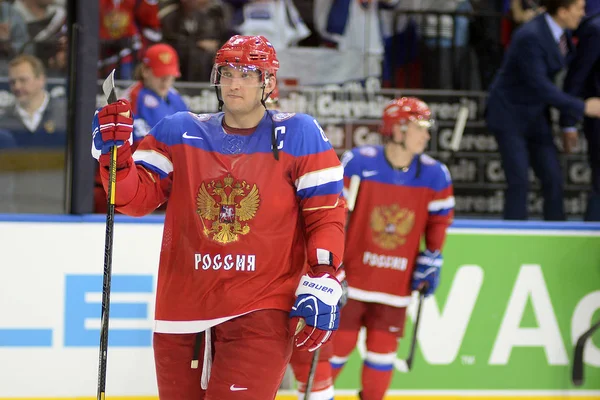 MINSK, BELARUS - 17 DE MAYO: Ovechkin Alexander de Rusia mira durante el IIHF World Championship match entre Rusia y Letonia en Minsk Arena el 17 de mayo de 2014 en Minsk, Bielorrusia . — Foto de Stock