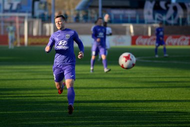 Minsk, Beyaz Rusya - 7 Nisan 2018: Futbol oyuncusu topu Fc Dinamo Minsk ve Fc Isloch Fc Minsk Stadı nda Beyaz Rusya Premier Ligi futbol maçı sırasında ile