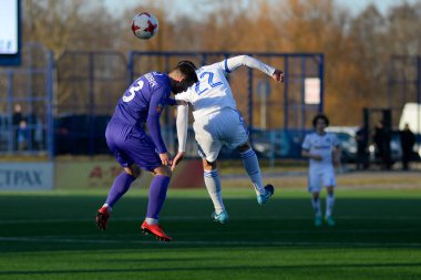 Minsk, Beyaz Rusya - 7 Nisan 2018: Futbol oyuncu atlama Beyaz Rusya Premier Ligi futbol maçı sırasında Fc Dinamo Minsk ve Fc Isloch Fc Minsk Stadyumu'nda arasında